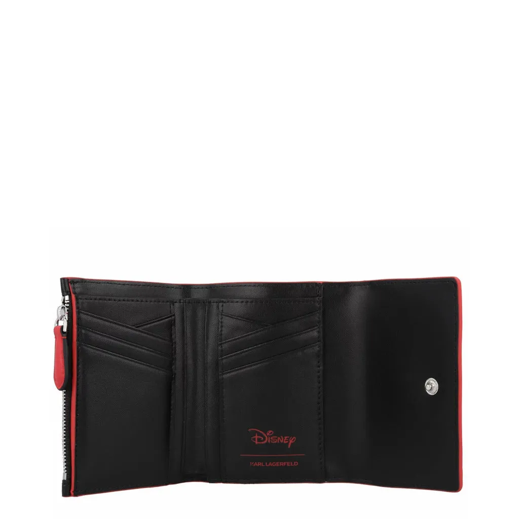 Sophisticated Leather Wallet with Metallic Fastening